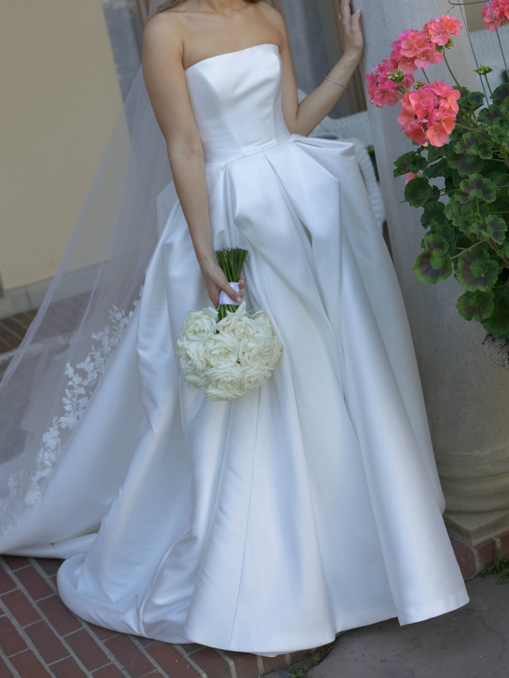 Vera Wang Elegant White Strapless Ball Gown Dress - Picture 5 of 6